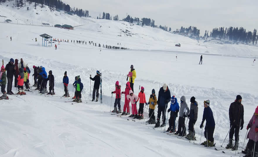 kids skiing in gulmarg